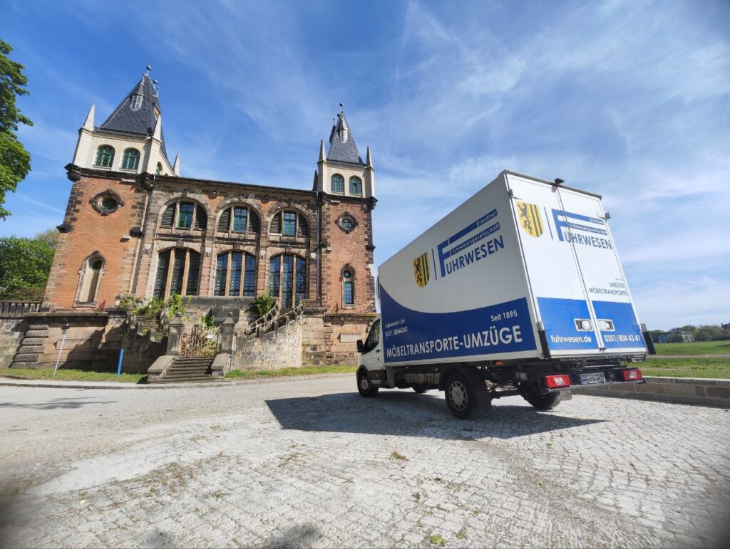 LKW von Umzugsfirma Fuhrwesen vor Schloss in Dresden 3