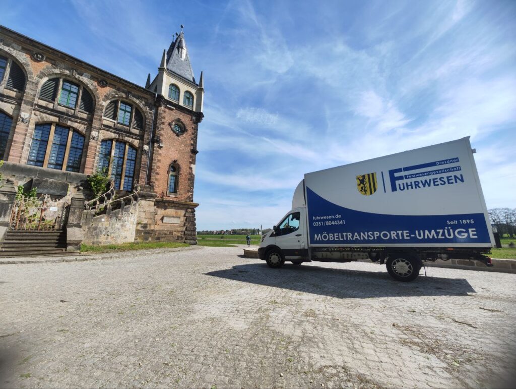 LKW von Umzugsfirma Fuhrwesen vor Schloss in Dresden 1